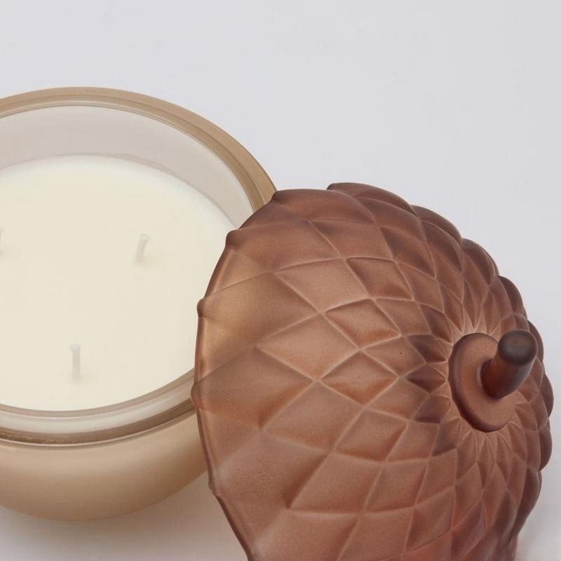 Candela profumata al cardamomo da 250 gr contenuta in barattolo a forma di ghianda in vetro, utilizzabile da sé una volta esaurita la candela, perfetta come idea regalo autunno